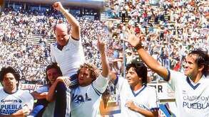 jugadores del club puebla cargan a manuel lapuente