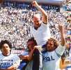 jugadores del club puebla cargan a manuel lapuente jugadores del club puebla cargan a manuel lapuente