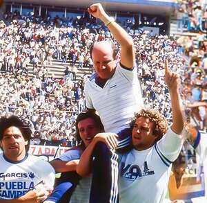 jugadores del club puebla cargan a manuel lapuente jugadores del club puebla cargan a manuel lapuente