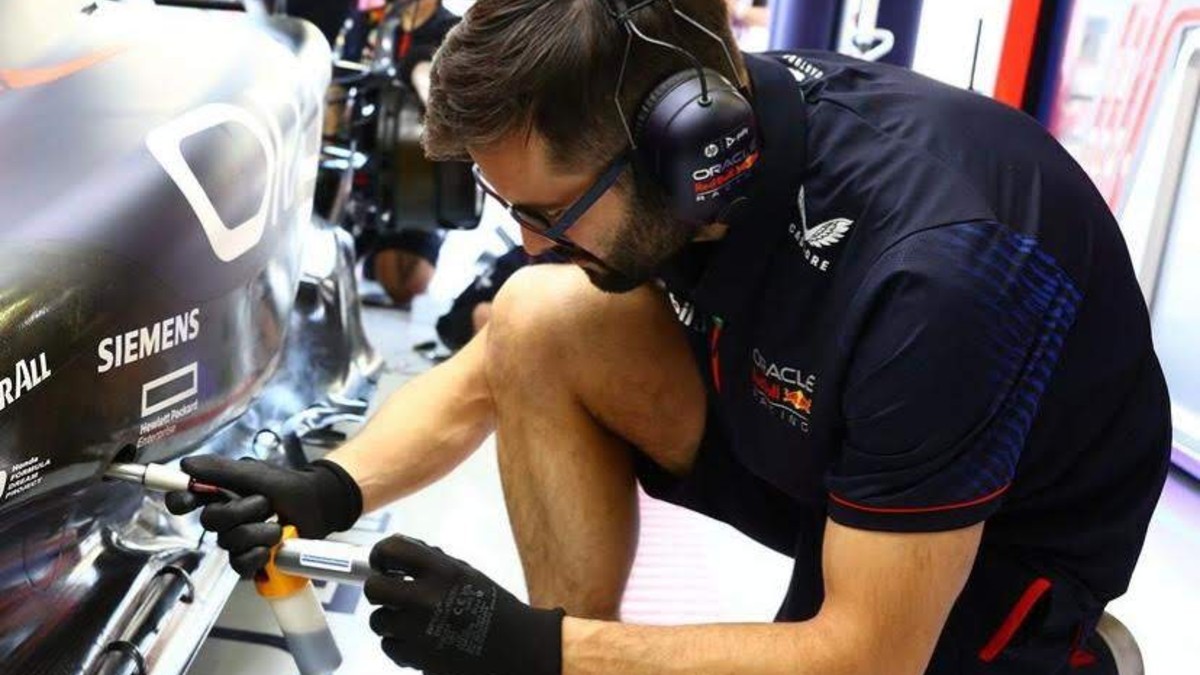 Pablo Terroba suministrando uno de los tantos productos que Mobil aporta a Oracle Red Bull Racing. Pablo Terroba suministrando uno de los tantos productos que Mobil aporta a Oracle Red Bull Racing.