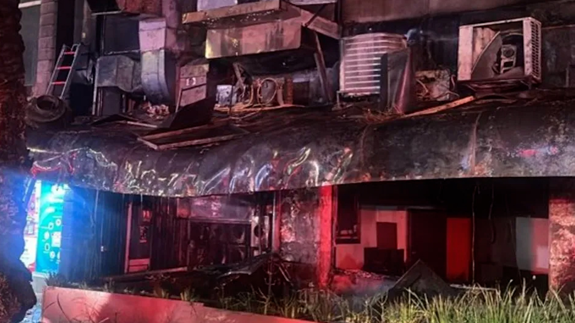 Los reportes indican que cerca de 50 personas fueron desalojadas del lugar, algunas de ellas intoxicadas por el siniestro.