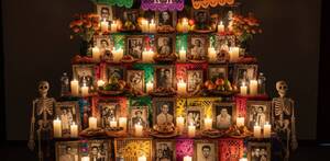 Típico altar de muertos mexicano que muestra ofrendas, fotografías y demás decoraciones
