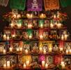 Típico altar de muertos mexicano que muestra ofrendas, fotografías y demás decoraciones Típico altar de muertos mexicano que muestra ofrendas, fotografías y demás decoraciones