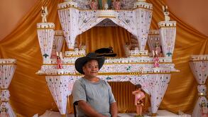 un hombre frente a un altar monumental de huaquechula