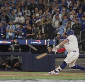 Alejandro Kirk consiguió  un jonrón que completó el rally de 9 carreras con el que Toronto Blue Jays aplastó a Los Angeles en el juego 1 de la Serie Mundial. Alejandro Kirk consiguió  un jonrón que completó el rally de 9 carreras con el que Toronto Blue Jays aplastó a Los Angeles en el juego 1 de la Serie Mundial.