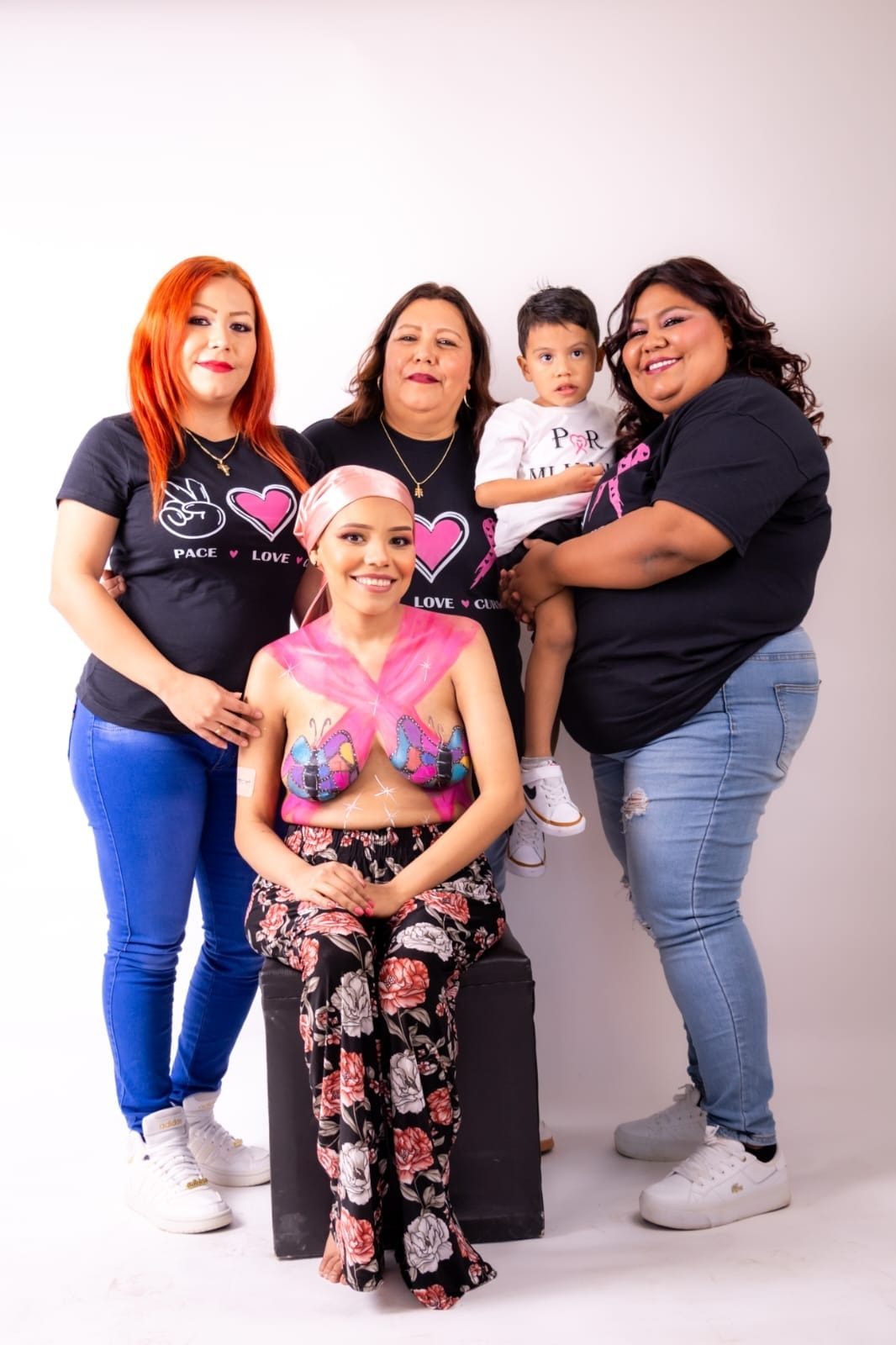 Familia de Alondra Duarte, mujer con cáncer de mama, en sesión de fotos