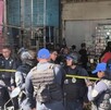 Policías de la SSC entre puestos semifijos donde balearon a cuatro personas en Tepito, cerca del Metro Lagunilla de la Línea B. Policías de la SSC entre puestos semifijos donde balearon a cuatro personas en Tepito, cerca del Metro Lagunilla de la Línea B.