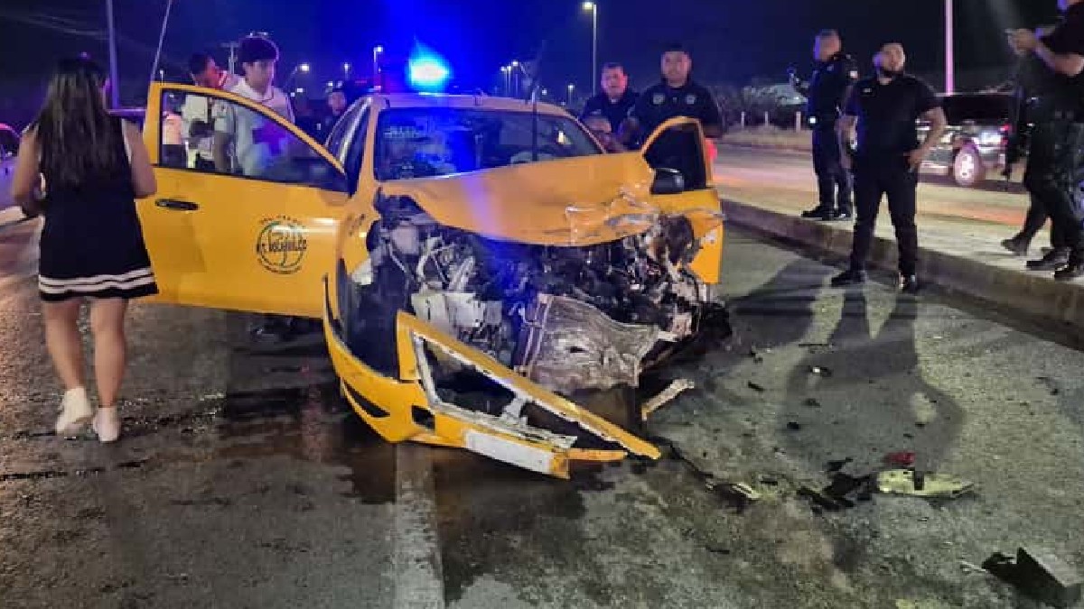 Taxi chocado en Torreón, desafortunadamente hay una niña grave Taxi chocado en Torreón, desafortunadamente hay una niña grave