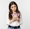Mujer sosteniendo billetes generado con IA Mujer sosteniendo billetes generado con IA