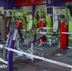 Instalaciones de gimnasio con distintos aparatos para ejercitarse Instalaciones de gimnasio con distintos aparatos para ejercitarse