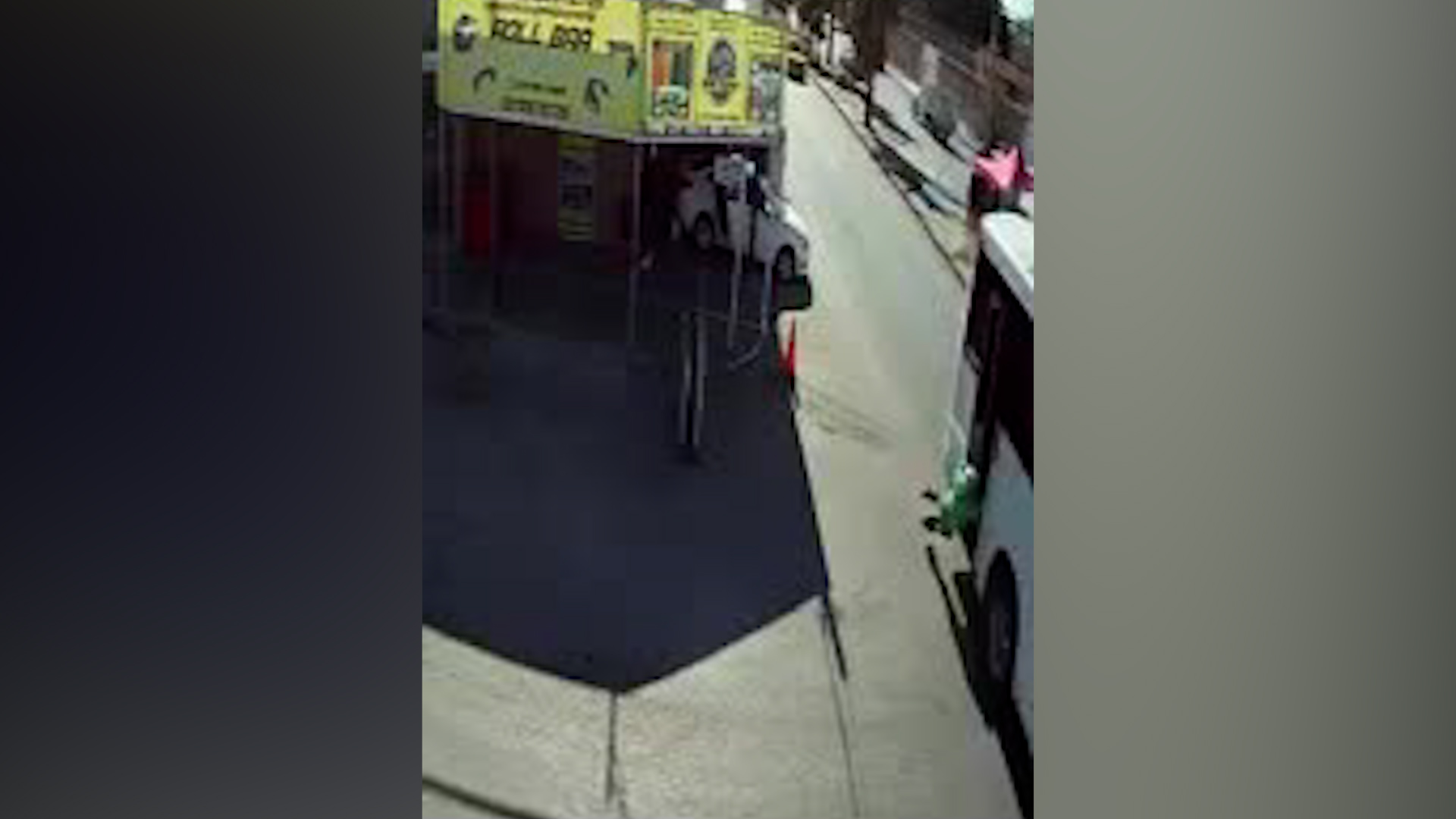 El sistema de videovigilancia de un negocio en el sector capturó el momento exacto en que un autobús se vio involucrado en la situación.