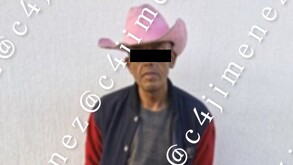 Hombre con sombrero de vaquero es detenido en la GAM; presuntamente asaltó una tienda.