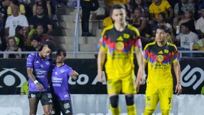 Fabio Gomes y Mauro Zaleta en festejo de gol, durante el partido correspondiente a la jornada 15 del torneo Apertura 2025