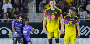 Fabio Gomes y Mauro Zaleta en festejo de gol, durante el partido correspondiente a la jornada 15 del torneo Apertura 2025