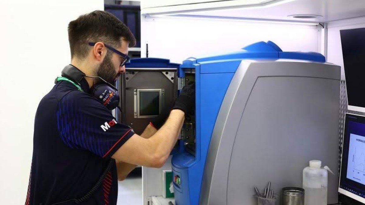 Pablo Terroba trabajando con Red Bull durante una carrera de la Fórmula 1. Pablo Terroba trabajando con Red Bull durante una carrera de la Fórmula 1.