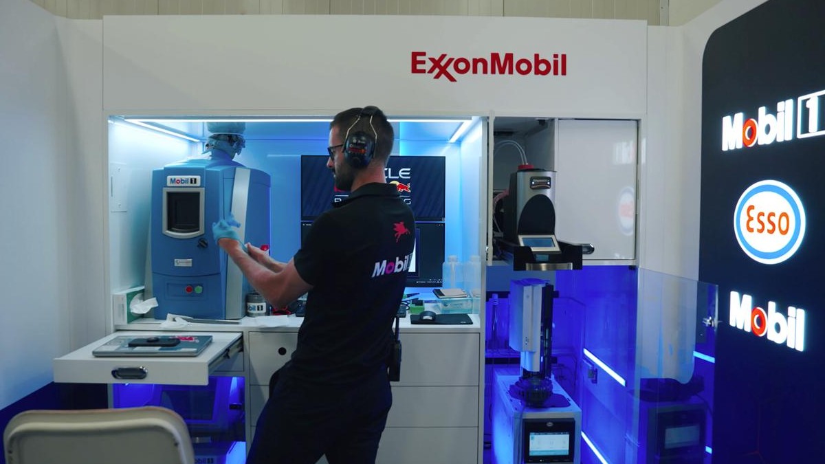Así luce el laboratorio en el que Mobil analiza los combustibles y aceites que suministra a Oracle Red Bull Racing. Así luce el laboratorio en el que Mobil analiza los combustibles y aceites que suministra a Oracle Red Bull Racing.