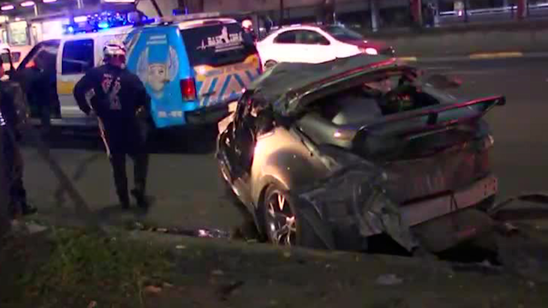 El coche deportivo con placas de Michoacán chocó contra una malla ciclónica y un árbol, los lesionados fueron trasladadas al hospital Magdalena de las Salinas.