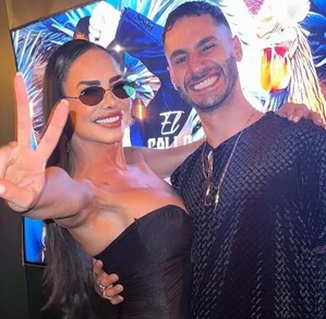 En la foto aparecen  Lis Vega y Ryan abrazados con un atuendo negro En la foto aparecen  Lis Vega y Ryan abrazados con un atuendo negro