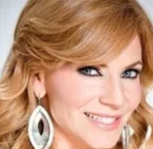 En la imagen se muestran dos fotos de Manola Díez, en una aparece gritando En la imagen se muestran dos fotos de Manola Díez, en una aparece gritando
