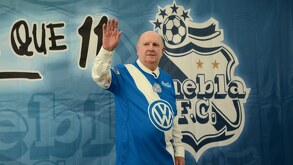 manuel lapuente con la playera del club puebla