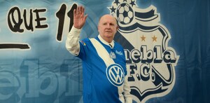 manuel lapuente con la playera del club puebla manuel lapuente con la playera del club puebla
