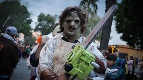 un personaje disfrazado en la marcha siniestra puebla