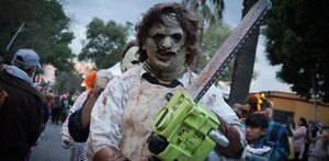 un personaje disfrazado en la marcha siniestra puebla un personaje disfrazado en la marcha siniestra puebla
