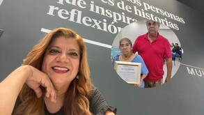 Martha Cedillo recibió un reconocimiento a su trayectoria en los medios, siendo su familia quien recibiera el diploma por la ausencia temporal de la periodista.