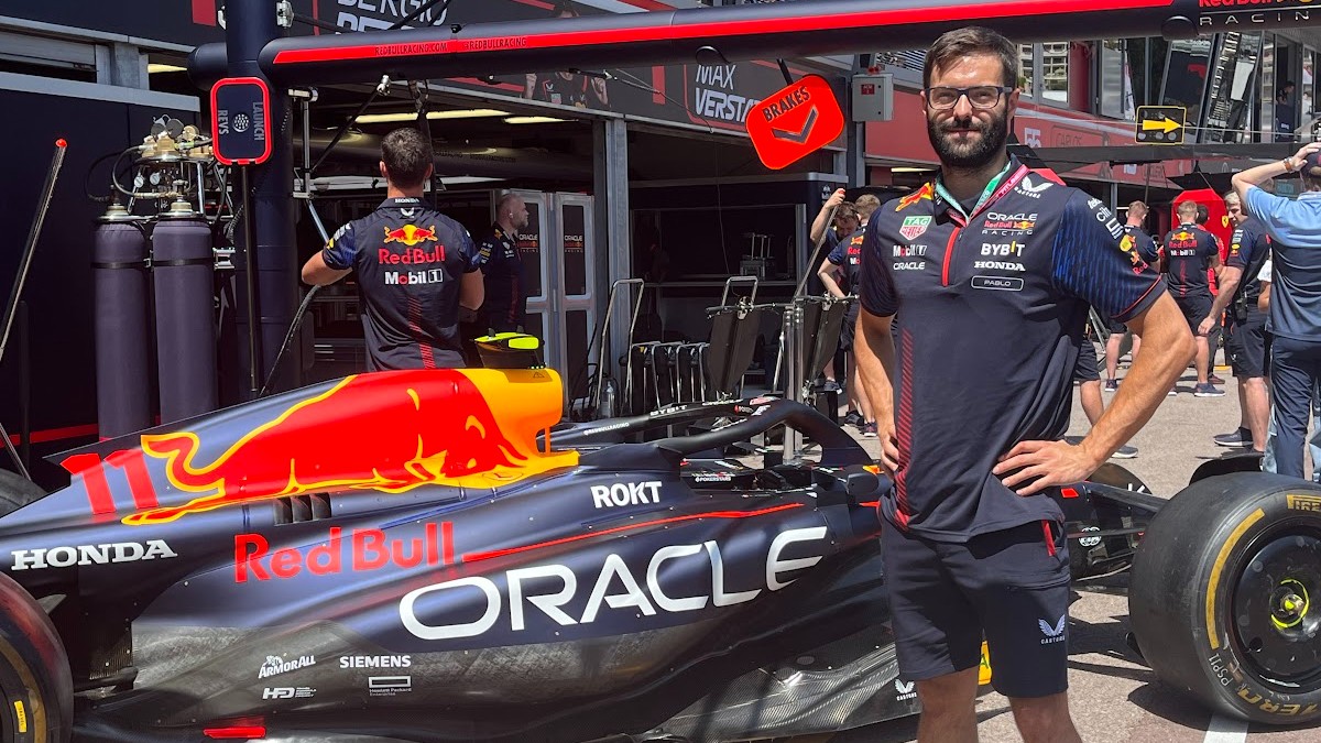 Pablo Terroba, Racing Technical Advisor de Mobil para Red Bull, posando junto al monoplaza conducido por Max Verstappen. Pablo Terroba, Racing Technical Advisor de Mobil para Red Bull, posando junto al monoplaza conducido por Max Verstappen.
