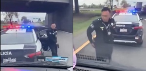 un policía de coronango saca su arma al descender de su patrulla en la autopista méxico-puebla un policía de coronango saca su arma al descender de su patrulla en la autopista méxico-puebla
