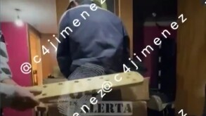 Prestamistas golpeando a deudores con tablas por no pagar a tiempo dentro de departamento en Tultitlán