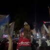 A la voz de “te quiero ver campeón” hombres, mujeres, niños y adultos mayores, entonaron los aficionados de Chivas en la serenata previo al Clásico Tapatío. A la voz de “te quiero ver campeón” hombres, mujeres, niños y adultos mayores, entonaron los aficionados de Chivas en la serenata previo al Clásico Tapatío.