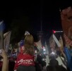 A la voz de “te quiero ver campeón” hombres, mujeres, niños y adultos mayores, entonaron los aficionados de Chivas en la serenata previo al Clásico Tapatío. A la voz de “te quiero ver campeón” hombres, mujeres, niños y adultos mayores, entonaron los aficionados de Chivas en la serenata previo al Clásico Tapatío.
