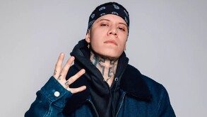 Santa Fe Klan es uno de los raperos más importantes de México y es reconocido por su sencillez y cercanía con sus fans.