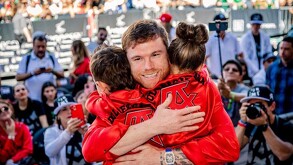 Saul Álvarez recibió el apoyo de su familia luego de recibir una cirugía en el codo izquierdo que lo tendrá inhabilitado durante varios meses.