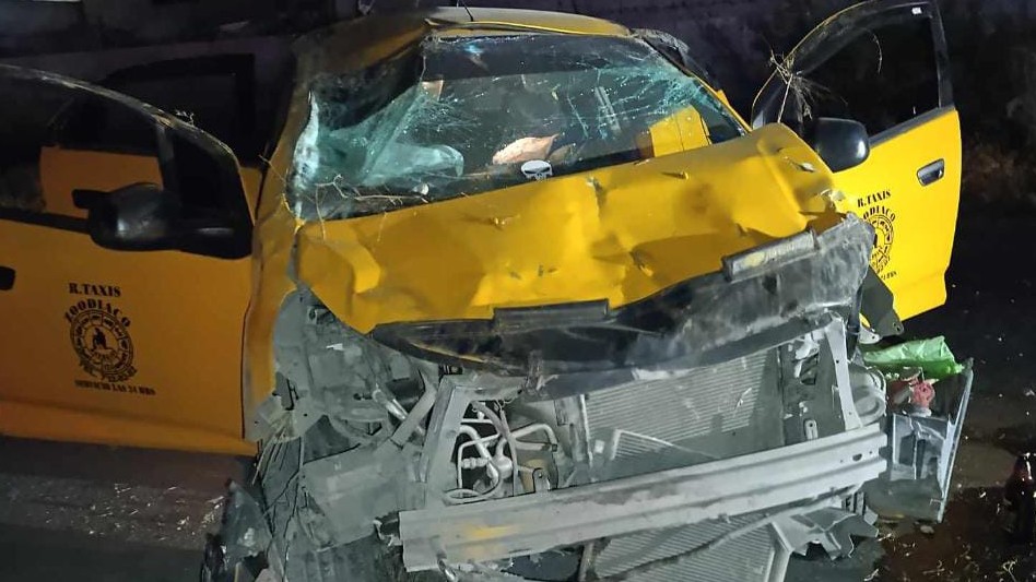 Taxi destrozado y volcado en la ciudad de Torreón Taxi destrozado y volcado en la ciudad de Torreón
