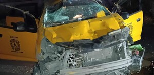 Taxi destrozado y volcado en la ciudad de Torreón