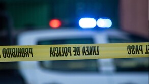 La zona del percance fue delimitada con cinta amarilla por elementos de la Policía Municipal mientras peritos realizaban el levantamiento de indicios.