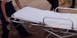 Camilla de paramédicos de la Cruz Roja en accidente de descarga eléctrica
