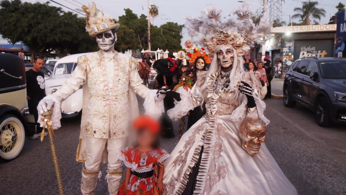 Familia disfrazada en el desfile de Día de Muertos de Tlaquepaque. Familia disfrazada en el desfile de Día de Muertos de Tlaquepaque.