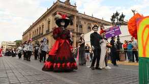 Desfile de las calaveras recorriendo el Centro de Monterrey