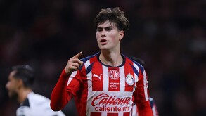 Armando 'Hormiga' González festejando uno de los tres goles que metió en el Clásico Tapatío del Apertura 2025.