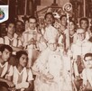 Imagen en blanco y negro, con tinte sepia, del Cardenal José Garibi Rivera rodeado por jugadores del equipo de fútbol Chivas (El Rebaño Sagrado) en atuendos for Imagen en blanco y negro, con tinte sepia, del Cardenal José Garibi Rivera rodeado por jugadores del equipo de fútbol Chivas (El Rebaño Sagrado) en atuendos for