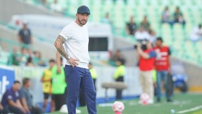 Benjamín Mora dedica emotivo mensaje a Manuel Lapuente portando una boina durante el duelo Santos ante Querétaro.