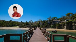Muelle de madera sobre el agua turquesa en una playa tropical. En la esquina superior izquierda, una foto de perfil de Charles Leclerc con su uniforme rojo