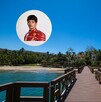 Muelle de madera sobre el agua turquesa en una playa tropical. En la esquina superior izquierda, una foto de perfil de Charles Leclerc con su uniforme rojo Muelle de madera sobre el agua turquesa en una playa tropical. En la esquina superior izquierda, una foto de perfil de Charles Leclerc con su uniforme rojo