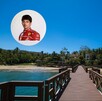 Muelle de madera sobre el agua turquesa en una playa tropical. En la esquina superior izquierda, una foto de perfil de Charles Leclerc con su uniforme rojo Muelle de madera sobre el agua turquesa en una playa tropical. En la esquina superior izquierda, una foto de perfil de Charles Leclerc con su uniforme rojo