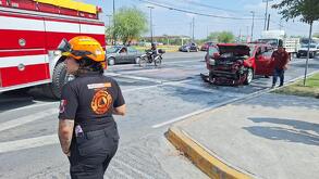 Cuerpos de auxilio sofocan incendio vehicular tras accidente en Escobedo