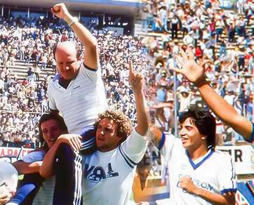 jugadores del club puebla cargan a manuel lapuente