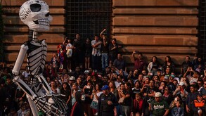 Desfile de Día de Muertos pasa por calles de la Ciudad de México
